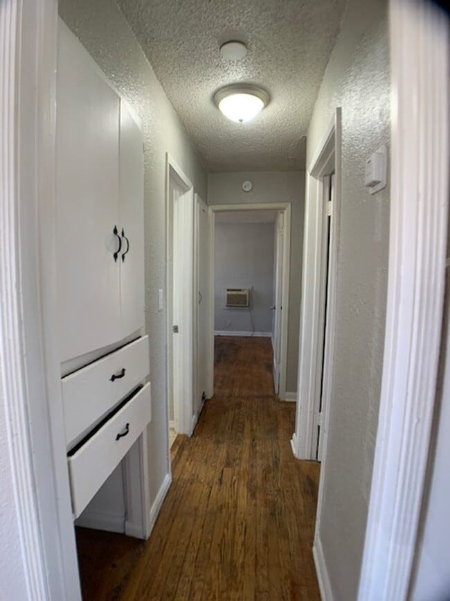 Building Photo - 3 Bed Home - Move in Deposit-Free (If Qualified)