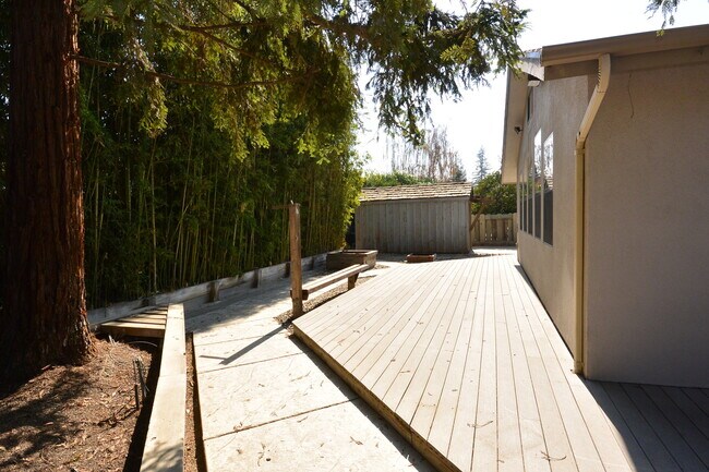 Building Photo - Green Acres Neighborhood