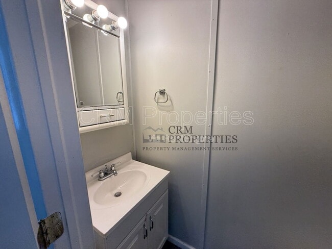 Building Photo - 513 James Dr