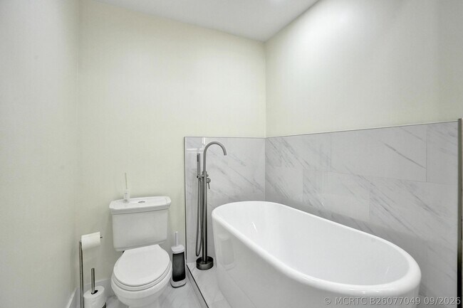 Building Photo - 5355 10th Fairway Dr