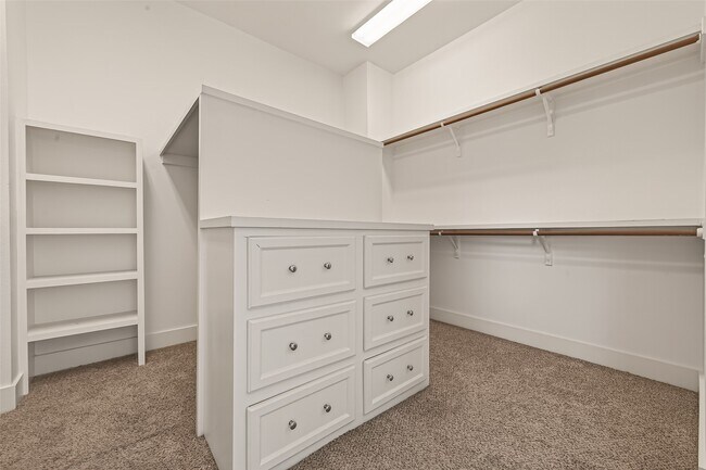 Building Photo - 6014 Fairdale Ln