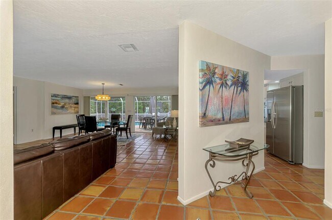 Building Photo - 4946 Commonwealth Dr