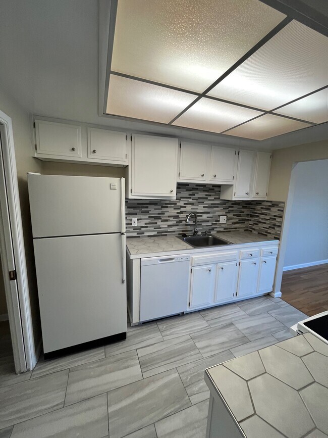 Building Photo - 61 Knolls Ln