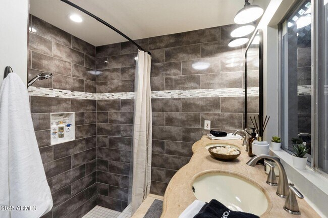 Building Photo - 7802 E MacKenzie Dr