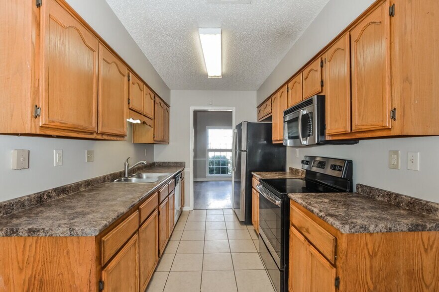 Building Photo - 951 Cully Rd