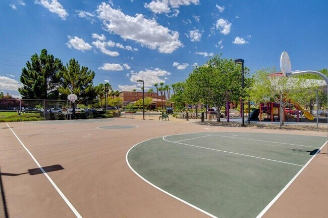 Building Photo - BEAUTIFUL 4 BEDROOM HOME IN GUARD GATED COMMUNITY!