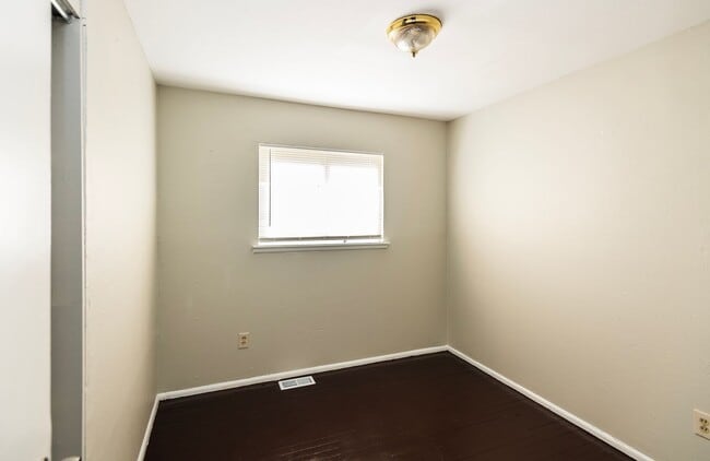 Building Photo - Lovely 3 Bedroom 1 Bathroom Home