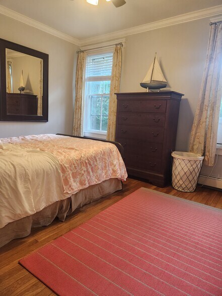Queen bedroom 1 - 45 Elm St