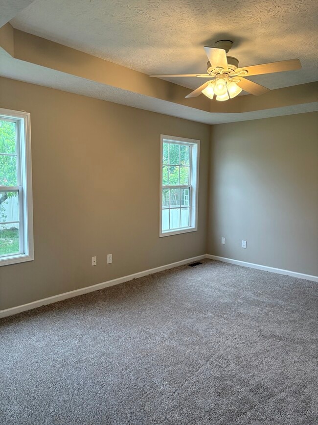 Building Photo - 3255 Cave Springs Ave