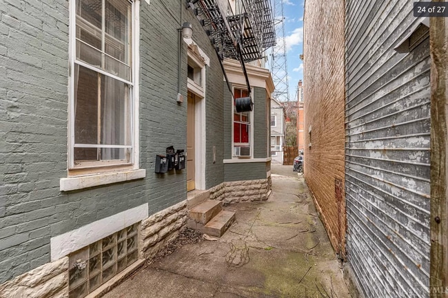 Building Photo - 2233 Victor St