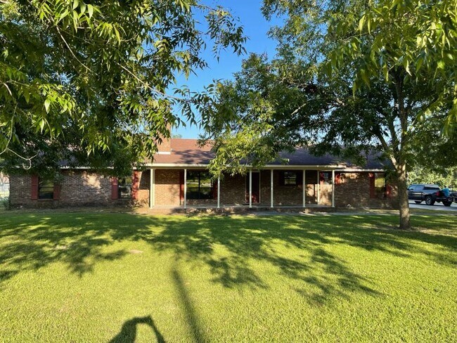 Building Photo - !!$500 off First months Rent!! Private 1-Acre Retreat with Pool, Screened Porch & Spacious Interior