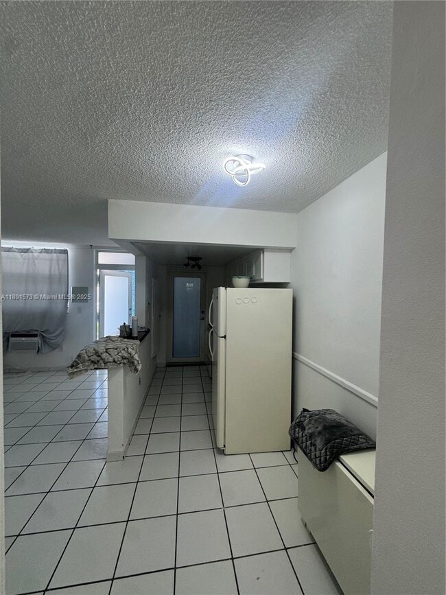 Building Photo - 335 Collins Ave