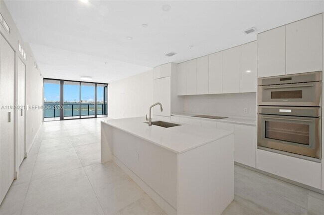 Building Photo - 700 NE 24th St