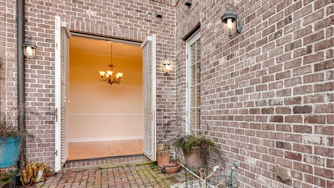 Building Photo - 407 E Hull St