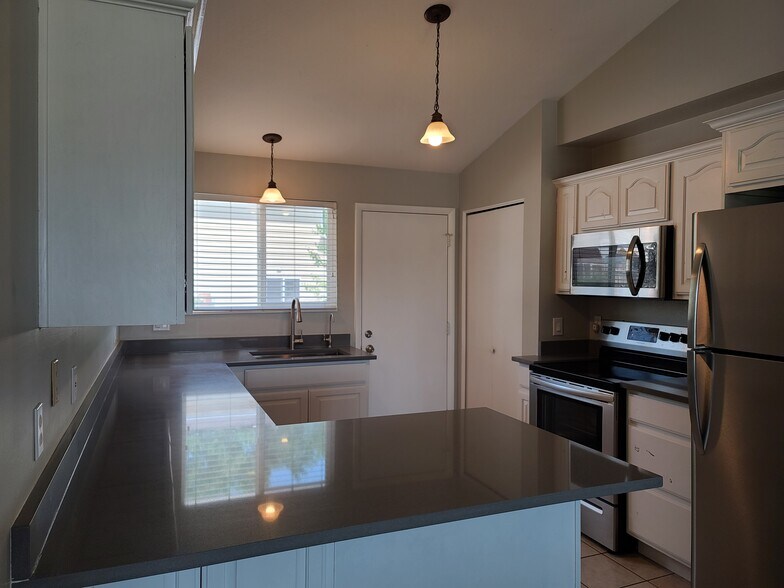 Building Photo - 940 W Red Oaks Dr