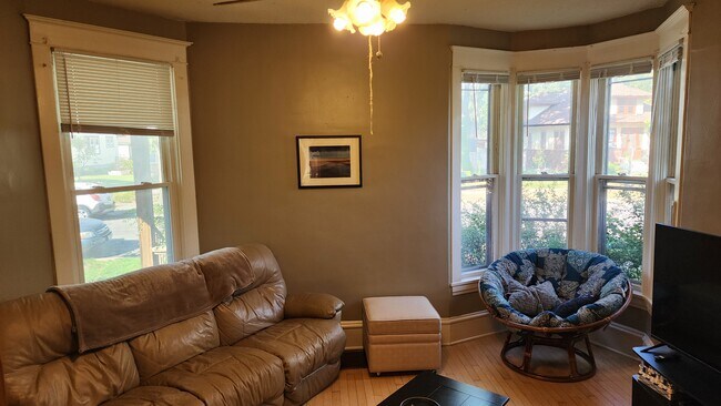 Building Photo - 1410 Breda Ave