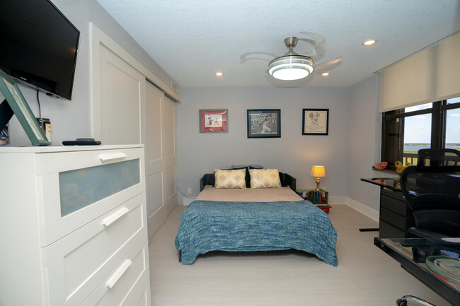 Building Photo - 9500 S Ocean Dr