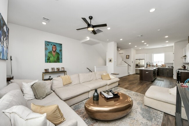 Building Photo - 3905 B Pinemont Dr