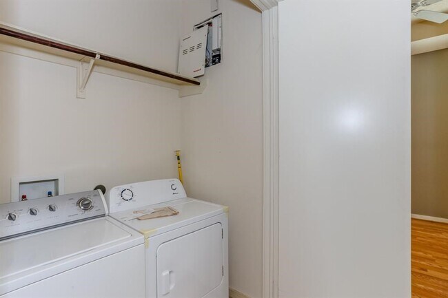 Building Photo - 4030 Center St