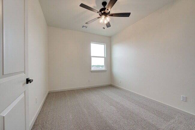 Building Photo - 2116 Josslyn Pl