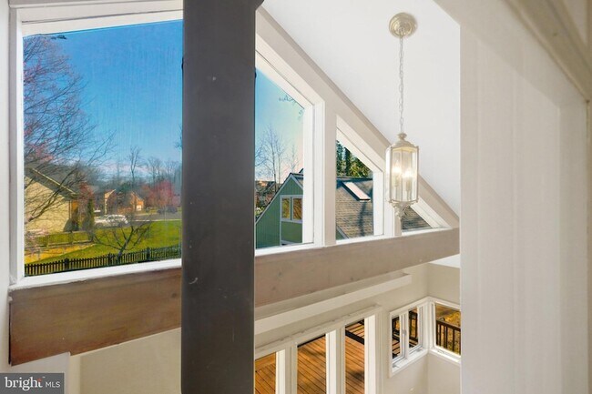 Building Photo - 2031 Hillside Dr