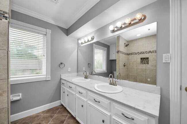 Building Photo - 1719 Saddlecreek Dr