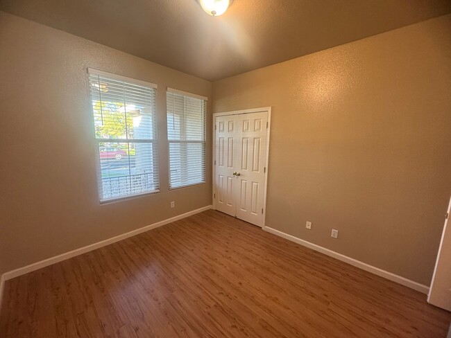 Building Photo - Spacious 4 Bedroom Home in Elk Grove