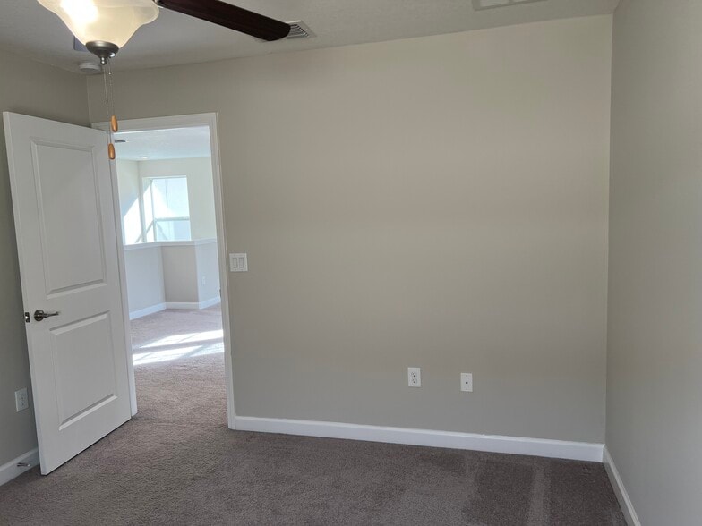 Building Photo - 923 Terra Vista St