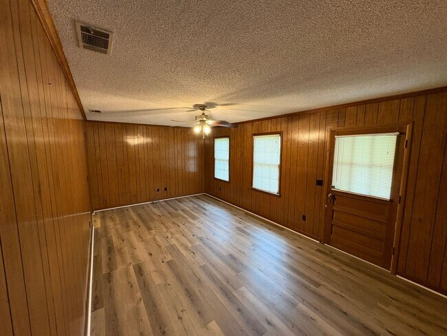 Building Photo - 107 Teressa Dr