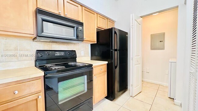 Building Photo - 2304 Myrtlewood Cir E