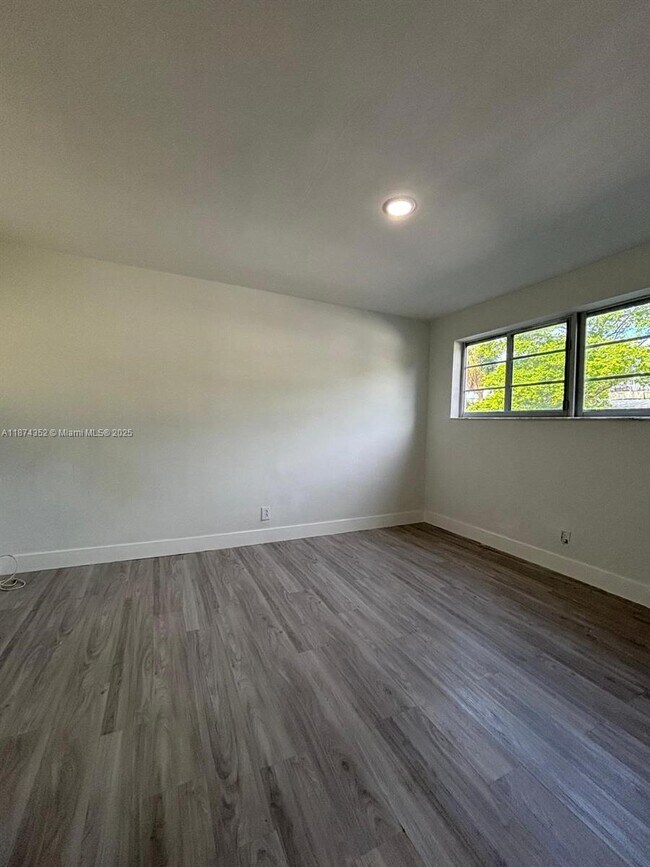 Building Photo - 2025 Bay Dr