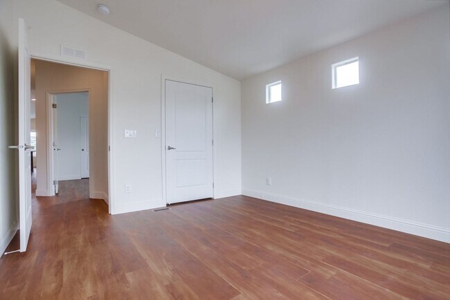 Building Photo - 1219 E Barham Dr