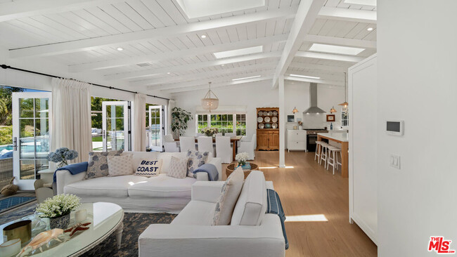 Building Photo - 6540 Dume Dr