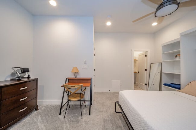 Building Photo - 930 Elm St