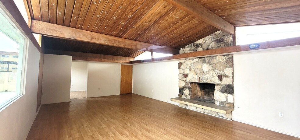 HOUSE - 218 W Carson St