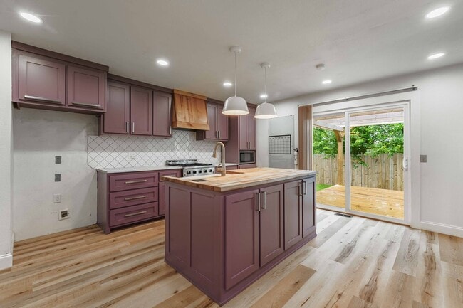 Building Photo - Charming 4-Bedroom Home with Spacious Yard in Rogers