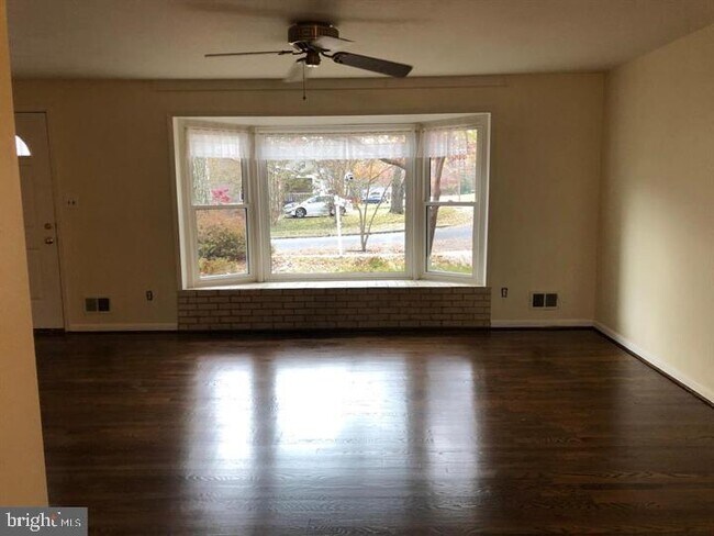 Building Photo - 3532 Queen Anne Dr