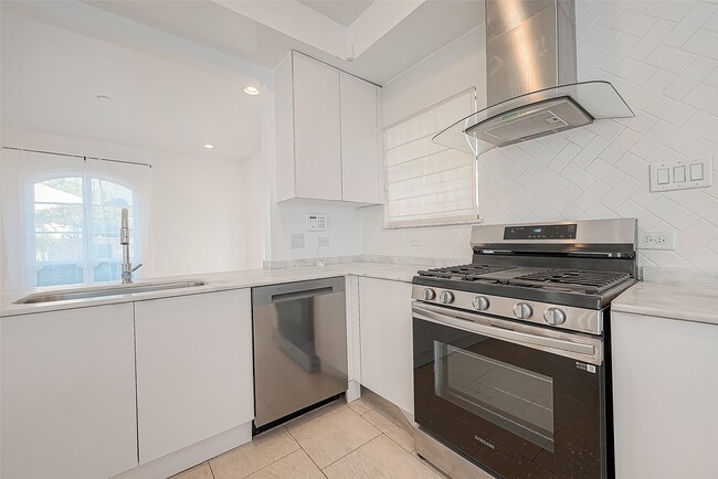 Building Photo - 161 Sage Rd