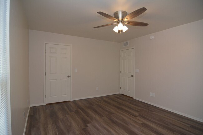 Building Photo - Remodeled 1 Bedroom 1 Bath Condo! Great Central Tucson Location!