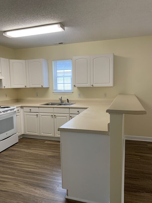 Building Photo - 3 Bedroom 2 Bath House Available on Hillsdale Drive