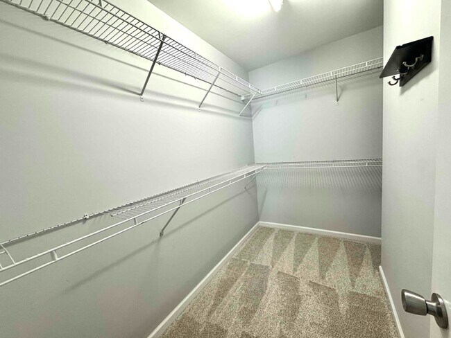 Building Photo - 8120 Christmas Ct