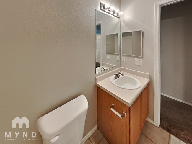 Building Photo - 550 W Kingman Dr