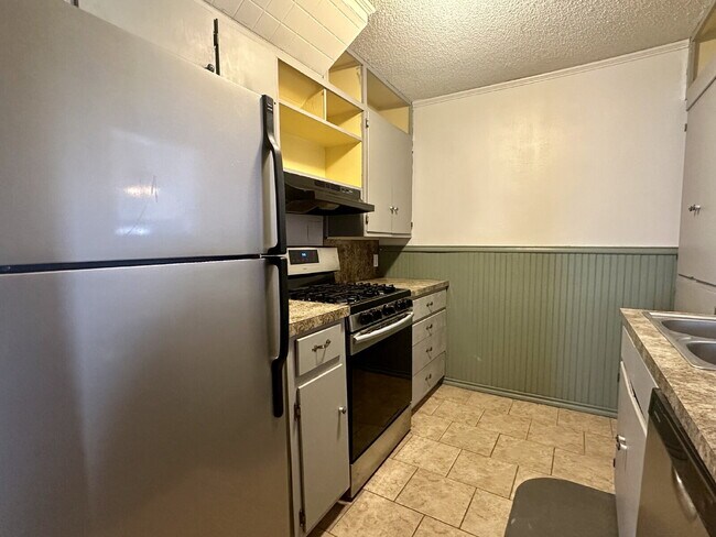 Building Photo - Character-filled Tech Terrace Beauty!