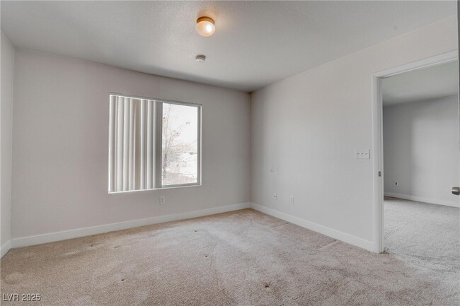 Building Photo - 8070 W Russell Rd
