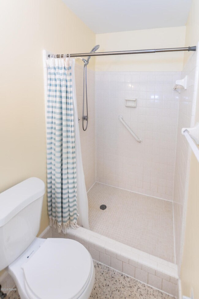 Building Photo - 136 Valencia Dr