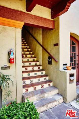 Building Photo - 329 N Heliotrope Dr