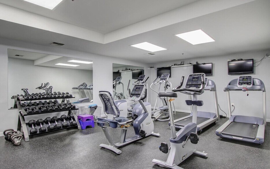 fantastic gym - 3883 Connecticut Ave NW