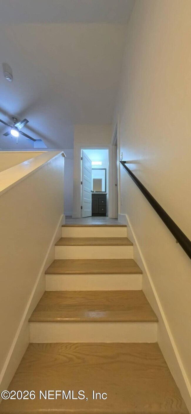Building Photo - 405 B St