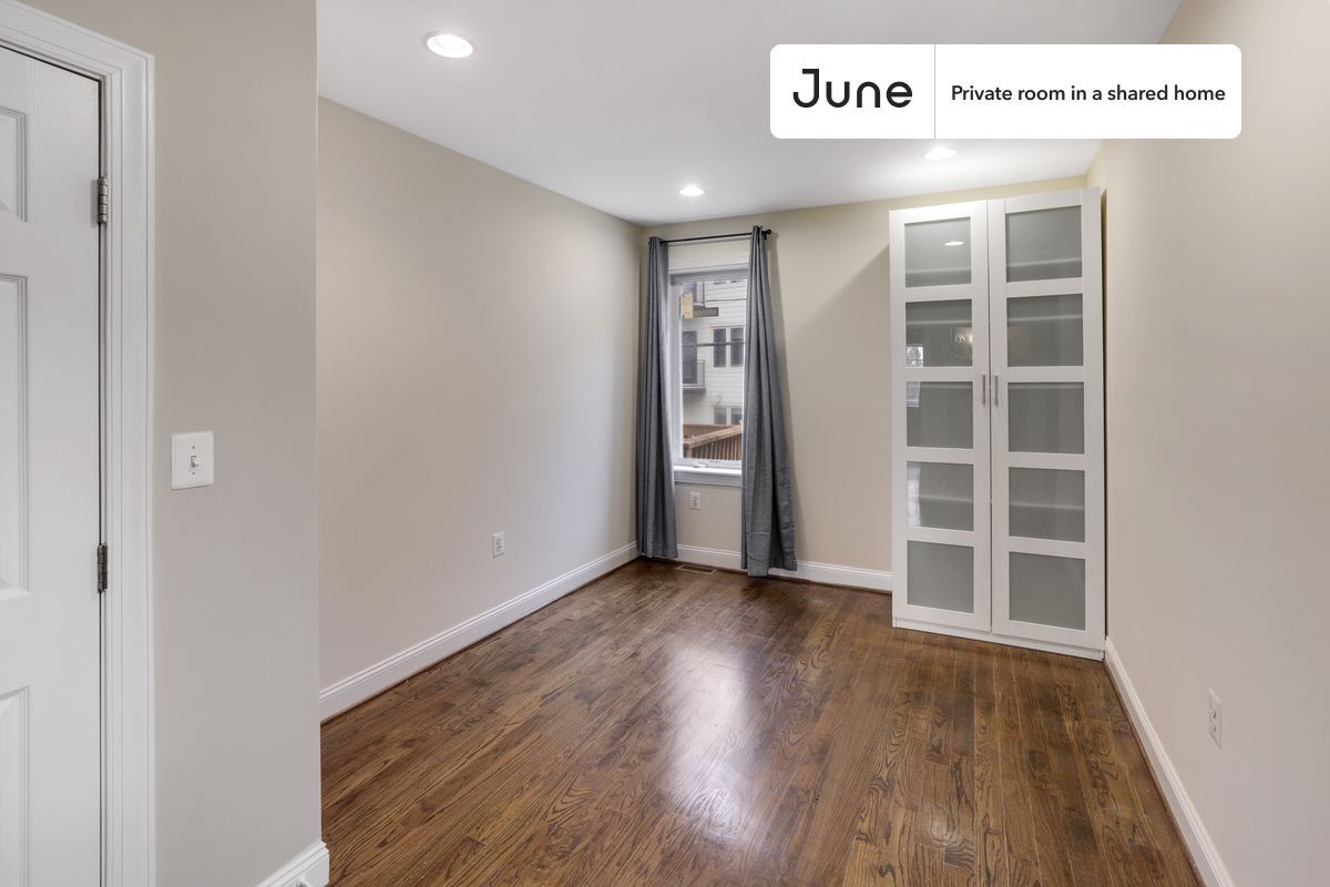 Building Photo - Room in Shared 3 bed/2.5 bath home