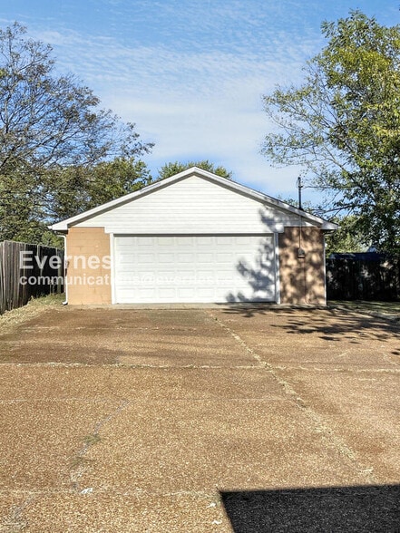 Building Photo - 206 E Hillcrest Dr
